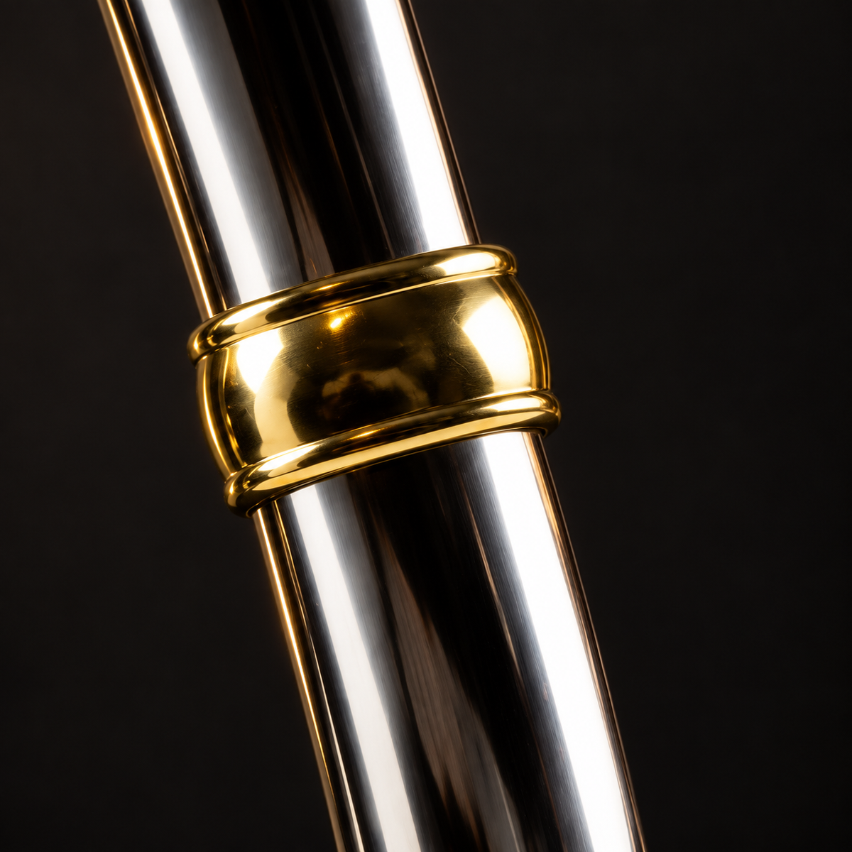 Bombilla de Metal — close-up of material and metal details